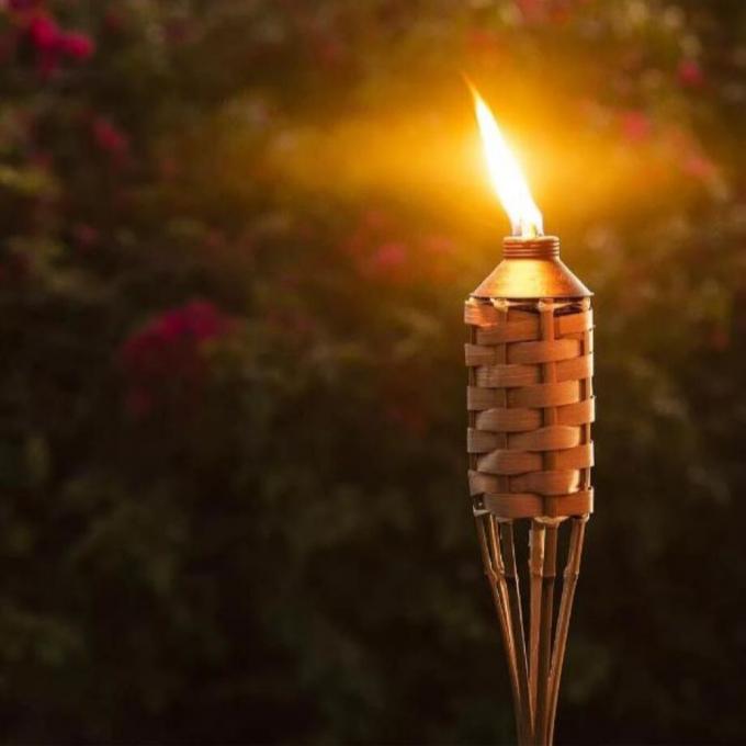 Taman Cahaya bambu obor dengan Black Metal Wick Holder untuk Dekorasi Outdoor.Wholesale murah bambu alami tiki obor 1