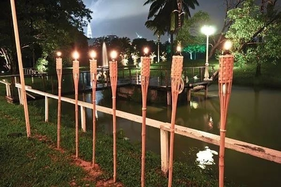Dekorasi Taman Obor Tiki Bambu 115cm Dengan Tabung Minyak Logam Api Berkedip